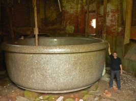 Ну, нам тоже есть что продемонстрировать - не так масштабно, зато до ума доведено. 

Царь-ванна (Баболовская чаша, или Баболовская ванна)   ванна, сделанная из цельного гранита, весом 31,5 тонн, высотой 1,875 метров, толщиной стенок 0,28 метров, диаметром 5,24 метра и глубиной 1,59 метров, со сливным отверстием в дне диаметром 2,6 сантиметров. Находится в Баболовском дворце в Пушкине. Примерный объём чаши составляет 22,36 м  или около 1863 ведра (по 12 л каждое).