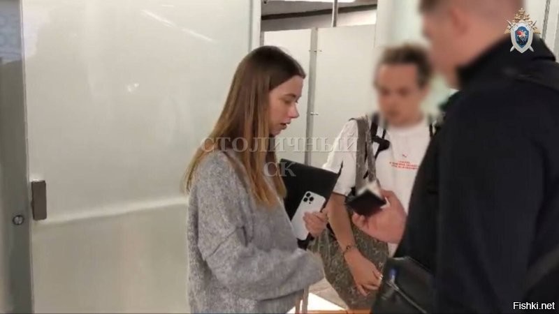 Митрошину уговорил вылететь в Россию ее муж Тимур Кошкаров. Он тренер по йоге, поженились они через месяц после знакомства. И девку не смутило, что он выглядит, как поц. 

Тимур сразу уговорил питательную блогершу уволить команду юристов, которая спасла её от налоговой в 2023 году, и начал заниматься ее финансами сам. Сращивал.

Кошкаров заявил команде юристов и помощникам Митрошиной, что они уволены, он теперь лично отвечает за ее дела и у него «все под контролем».  С этого момента было прекращено общение с налоговой в России.

Лететь в Россию блогерша очень боялась, так как знала, что всё её рыло в пушку. Но йог-Сращиватель её уговорил: "Не ссы, я в потоке". 

Сам Кошкаров из страны  уехал в 2022 году, его разыскивали из-за неоплаченных дорожных штрафов. В соцсетях Кошкаров открыто рассказывает, что раньше страдал наркотической и алкогольной зависимостью. Однако с недавнего времени он полностью чист   теперь Кокшаров называет себя предпринимателем, который «живёт на дзене и изучает тело». 

В итоге он поехал домой жить на дзене, а Александре Митрошиной предъявили обвинение и отправили в СИЗО до избрания меры пресечения.