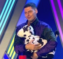 Похож на КВНщика из команды «Флэш-Рояль».