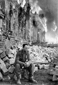 Момент Истории.
Пленный немецкий солдат у Рейхстага. Знаменитая фотография, часто публиковавшаяся в книгах и на плакатах в СССР под названием «Энде» (нем. «Конец»).

На Банковой, в Киеве, тоже должно быть подобное!!!
Z O V !!!