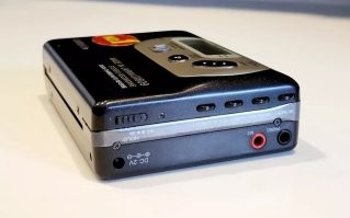 P. S. Плеером обзавёлся позже. Точнее даже, не плеером, а рекордером. Шикарнейшая веСЧь!