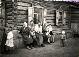 "На завалинке. Череповец, 1965 год."
Мужик сидит на фундаменте, а не на завалинке.
Автор даже, наверное, не знает, что такое завалинка.
Раньше сруб дома ставился на вкопанные брёвна, и под домом был просвет. И вот по низу дома делался короб, который засыпался (заваливался) стружкой и опилками, землёй и прочим.
Вот на ней и сидели.