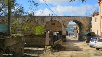 1. Чоргуньский мост-акведук возле Балаклавы в Крыму.
2. Лазаревский акведук и тоннель в Севастополе
3,4 Акведук в Аполлоновой балке Севастополь
Акведук, один из крупнейших в Крыму, построенный в 1835-53 годы для снабжения пресной водой севастопольских доков. Руководил возведением сооружения адмирал Михаил Лазарев, отчего его также называют Лазаревским акведуком.