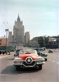 Какие две грозные машины едут за ним.