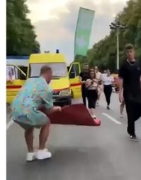 Повеселил. 
Но кто-то, на всякий случай, врачей вызвал. ;)