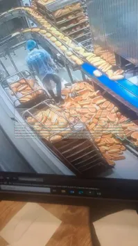 Можно подумать хлеб который в упаковке сразу из печи в ней появляется. Но с учетом того что хлеб в упаковке лежит недели 3 и не плесневеет и не черствеет, ну его нафиг такой "хлебушек", сколько там элементов таблицы Менделеева? Уж лучше я хлебушка без упаковки куплю. Работник кстати вполне себе опрятно выглядит. Не грязный, не чумазый. Ну а вот какие батоны бывают в упаковке.
В поисковике вбивать: На главном хлебокомбинате Екатеринбурга рабочие-иностранцы ходили по батонам: фото