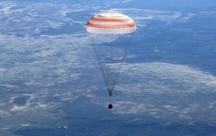 Вышвыривать таких прям в полёте, с последующим выставлением счета и так далее.