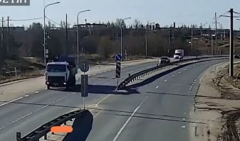 По видео примерно тормозить китаец начал за 1 !!! Секунду до столкновения и где то за 10-15 метров грубо, а за сколько водитель Китайца видел тормозящий и чуть подруливающий налево МАЗ?

Можно по корпусам Маза посчитать, он в длинну примерно 8.5 метров.  То есть примерно метров за 80 как минимум водитель китайца видел тормозящий маз, метров за 45-50 водитель китайца видел уже остановившийся маз и даже чуть довернувший налево. 
Прошло примерно 3-4 секунды с десятки метров с момента обнаружения опасности и начала торможения.
Чем занимался водитель Китайского автомобиля? Смотрел на солнышко и мечтал. А когда спохватился, начал вместо торможения по ПДД вытворять непонятно что и сам врезался в стоящий уже несколько секунд  МАЗ, который было видно уже за метров 50 стоячий, а снижающий скорость еще дальше