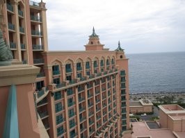 Эх, ножки помочил в Персидском заливе давно-давно 
Да, они рассказывают, как сначала жемчуг ловили, потом нефть нашли. И понимая, что нефть не вечно будет литься, стали нефтяные деньги вкладывать в туристическую инфраструктуру. 
Туристом там побыть хорошо.  Но гулять по городу даже в апреле - уже жарко.
"Атлантис" крутой... Очень крутой!!! Но, с.ка, весьма дорогой