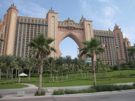 Эх, ножки помочил в Персидском заливе давно-давно 
Да, они рассказывают, как сначала жемчуг ловили, потом нефть нашли. И понимая, что нефть не вечно будет литься, стали нефтяные деньги вкладывать в туристическую инфраструктуру. 
Туристом там побыть хорошо.  Но гулять по городу даже в апреле - уже жарко.
"Атлантис" крутой... Очень крутой!!! Но, с.ка, весьма дорогой