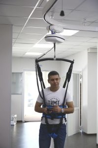 >>> 1.  В доме телепузиков. А как иначе уберечь их антенны на голове?

Как уберечь то, чего нет в голове у копипастера? Ну, в смысле, мозга.
Это проем для крепления рельсовой потолочной системы для самостоятельного перемещения по помещению маломобильного человека.