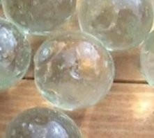 А кто знает откуда или для чего эти стеклянные шарики? Я знаю.