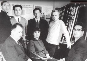 Сотрудница той самой лаборатории Евгения Мурзина, стоявшая у истоков советской электронной музыки. На фото она в окружении коллег. Стоят: Эдуард Артемьев, Альфред Шнитке, Александр Немтин, Эдисон Денисов. За его спиной синтезатор АНС "Машина" полковника Мурзина. Сидят: Олег Булошкин и Станислав Крейчи. Какие имена!