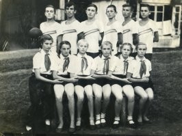 Волейбольные команды пионерского лагеря Пустые Моркваши Верхнеуслонского района ТАССР. 15 августа 1953г.