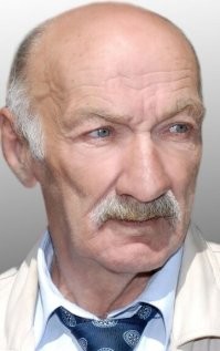 Головин, Владимир Иваенович. Тоже очень харАктерный актёр был. А основном отрицательные персонажи. В "Холодном лете 53-его" очень сильно отыграл.