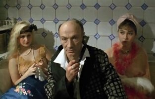 Головин, Владимир Иваенович. Тоже очень харАктерный актёр был. А основном отрицательные персонажи. В "Холодном лете 53-его" очень сильно отыграл.