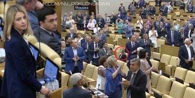в день 100-летия расстрела семьи последнего российского императора Николая II в Государственной Думе произошел пренеприятнейший инцидент.

После того, как Наталья Поклонская прокомментировала высказывание одного из представителей партии КПРФ касательно мученической смерти царской семьи, она предложила своим коллегам-депутатам: «почтить память святого государя минутой молчания», подав личный пример (Фото №1). Однако, поддержали её немногие, лишь партия ЛДПР, лидер которой также высказался ранее, и еще несколько депутатов. Остальные же, лишь озирались по сторонам, наблюдая за тем, кто еще осмелится встать. Не поддержали Наталью Поклонскую и коллеги из Крыма…

После, Наталье Владимировне было сделано своеобразное «замечание» стороны депутата Драпеко, о том, что Натальей Поклонской был нарушен регламент и лишь один депутат - Александр Шерин решился вступиться за Наталью Владимировну, но ему тут же отключили микрофон!

Однако ранее, мы наблюдали совсем другую историю… Без зазрения совести, без озирания по сторонам и в едином порыве вся Госдума аплодировала американским конгрессменам, за исключением Натальи Владимировны (Фото №2).