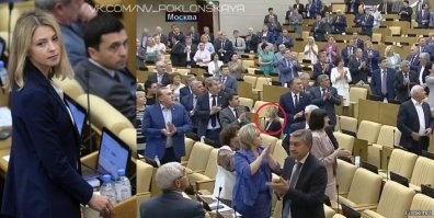 это был полный позор ГД. Когда я эти кадры по новостям увидел, то я просто ох.уел! Это как надо себя не уважать, чтоб повернуться к делегации пиндосов и им аплодировать! надо было бы еще на колени встать...