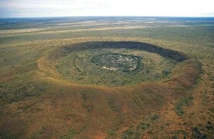 Аризонский кратер   это гигантская земляная чаша диаметром 1219 метров, глубиной 229 метров. Он появился около 50 тысяч лет назад после падения 50-метрового метеорита, весившего 300 тысяч тонн и летевшего со скоростью 45 60 тысяч километров в час.
ВЫ ВСЁ ВРЕТЕ!!! ЗАЧЕМ?!!!
Уже доказано, что это следы древней ядерной войны прошлых цивилизаций. И таких мест на планете полно.