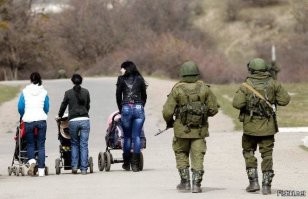 Так ветер вам в корму через Белоруссию...

А так русские военные загоняли детей в школу еще на колясках.