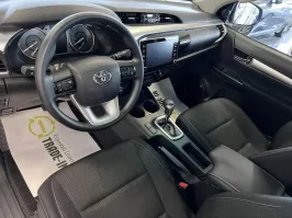 Это Toyota Hilux и там обычный, механический "ручник"!