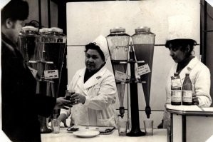 Никогда не забуду вкус этих соков.
Ни в какое сравнение с нынешними.
Их наливали прям из 3-х литровых банок