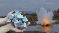 Это он типа натрий в руках держит? Ну-ну.