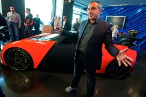 Какая неожиданность. 
Наверное, даже самый ленивый уже сказал - научитесь делать обычные качественные, недорогие и современные авто с ДВС.  А потом  - балуйтесь с электрокарами и спорт карами. Ибо пока вы не освоите базовый цикл производства - ничего нормального вы сделать не сможете.  Но, всем хочется походить по граблям Фоменко и Прохорова.. типо мы вот такие амбициозные, дерзкие и умные, сейчас как возьмём и сразу сделаем ноу-хау,  аналоговнет.
Это так не работает.  Нельзя сразу изобрести вакцину от холеры,  если ты владеешь аптекой,  нельзя полететь на Марс, если ты не запустил ничего на орбиту Земли,  нельзя выиграть чемпионский титул по боксу, если ты прошёл на приставке Мортал Комбат. Просто нарисовать красивый кузов - не тоже самое что сделать машину.
Нужны кадры, нужна производственная школа, нужен опыт, нужны цепочки поставщиков, нужны инженеры, нужно поставленное и отрегулированное производство, нужно понимание всех процессов вплоть до размеров и марки стали конкретного болтика в подвеске.. и если у тебя всё идёт относительно успешно,  можно браться за что-то эдакое.