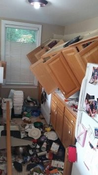 тяжеленные антресоли с забитыми полками крепить на два крошечных дюбеля?
это не утро, а вся жизнь такая.