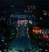 За шаром. Слева от Кодака.