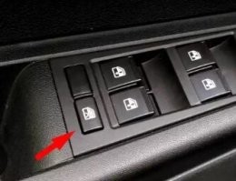 Вполне вероятно, наступил когтём, оно и открылось! Тогда надо включать кнопку блокировки открытия задних стеклоподъёмников, от детей, канешн, а не от собак, но всё же.