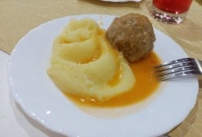 Прелесть! Пюре с тефтелей+"Соус красный основной"! Классика! Слюна пошла!