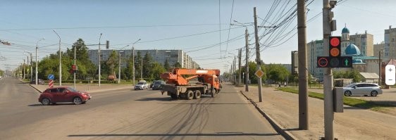 56.042717, 92.941256
Правило 13.5 - стрелка разрешает проезд, но обязывает пропустить.
Вид со стороны хондеица