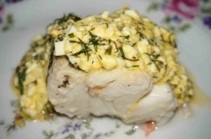 У нас рыбу делали с соусом из вареного яйца и сливочного масла - рыба по-польски. С овощами я бы не стала рыбу есть. Молоко я не пила тогда и сейчас не пью, но молочный суп ела. И оладушки со сгущенкой.
