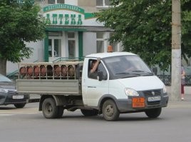 Ошметки "газельки" разметало так, что кажется что ее подорвали подрывным зарядом. И сдается мне что сия "газелька" была совсем не для перевозки газовых баллонов.  Пожалели бабло на спецмашину - поимели полные штаны геморроидальных проблем.