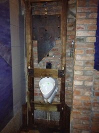 Особое отношение.....
Пошел пописать, заодно и покакал....