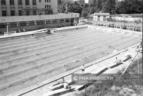 Тот самый, тренируясь в котором я КМС по плаванию получил.
У метро Динамо. Как раз напротив Стадиона Юных пионеров.

И потом: почти все стадионы в 90-е под торговые площади отвели - просто не на что их было содержать
