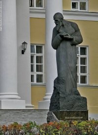 Там уже есть станция "Достоевская" Люблинско-Дмитровской линии. Теперь будет "Достоевская" Кольцевой линии и переход.
А "Достоевская" так как рядом улица Достоевского. Где Федор Михайлович провел свое детство и отрочество, есть музей-квартира и памятник писателю.