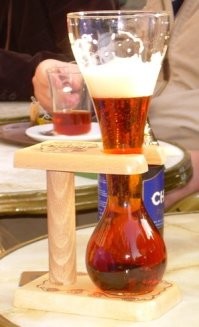 Для пива Квак изобретена вообще отдельная кружка.Она выглядит довольно необычно:в виде мензурки,закрепленной в специальном держателе.Такая форма дает необычный эффект кваканья пива,когда его отпиваешь.