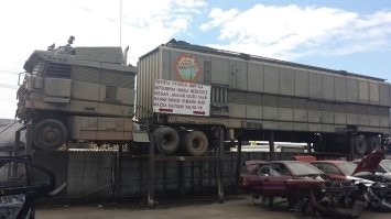 Дом на колёсах с прицепом-автомастерской выставили на продажу за 850 тысяч долларов