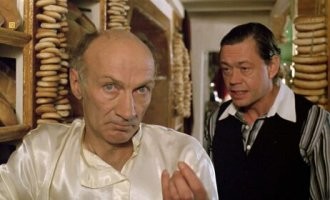 Пятьсот бутылок, чтобы согреться?
  Ну, их же пять человек было…