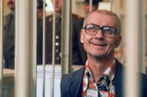 «Я&nbsp;хочу, чтобы ты&nbsp;ушла счастливой»: в&nbsp;Китае охранник детского сада станцевав с&nbsp;девочкой