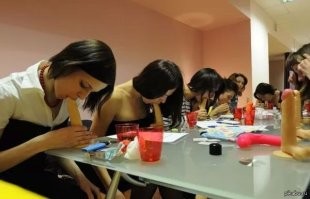 Мне почему-то кажется, что это женские курсы по оральному сексу.