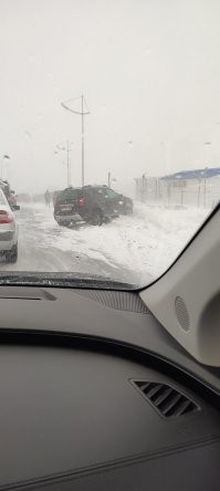 Там и знак 40, и скорость у всех не высокая была, просто настолько большие снежные перемёты, что когда попадаешь в него колесом, сразу машину начинает разворачивать.
Мы проехали там за несколько минут до начала коллапса. Только первые 4 машины ушли в сугроб, и можно было еще проехать. А потом началось... В общей сложности 29 машин.