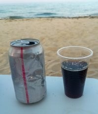 А на пляже в Болгарии я нашел банку Кока-колы, сделанную в Бразилии. Срок годности истек еще 1 год назад, но вкус был все еще хорош, хотя газировка почти исчезла. 
Самое интересное, что жидкость внутри уменьшилась почти вдвое, а в банке не было отверстий, через которые могла бы выходить или проникать жидкость