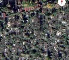 Центральное кладбище, красные крыши- гаражи.