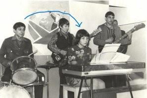 Ударнику нравилась Оля,
Та, что играла на "Ионике".