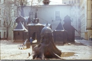 В этом городке снимали фильм "Усатый нянь". Сейчас выглядит вот так "безопасно"...