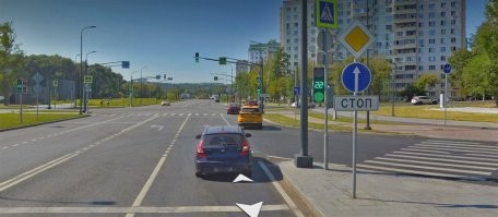 Я возможно ошибаюсь, но разве знак "движение прямо" перед перекрёстком, не запрещает вообще какие либо маневры на перекрёстке перед которым он установлен, кроме движения прямо?