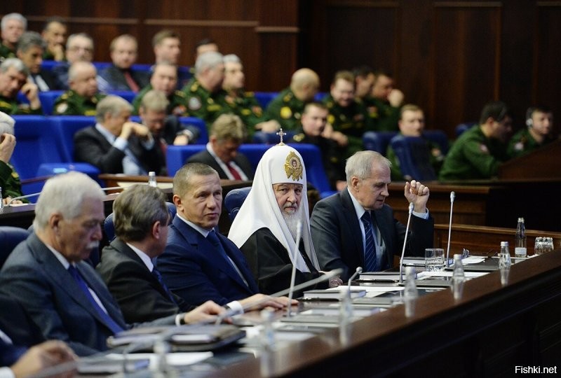 Это заседание коллегии Министерства обороны РФ. Ничего не удивляет? Ничего вразрез 14 статьи Конституции не видно?